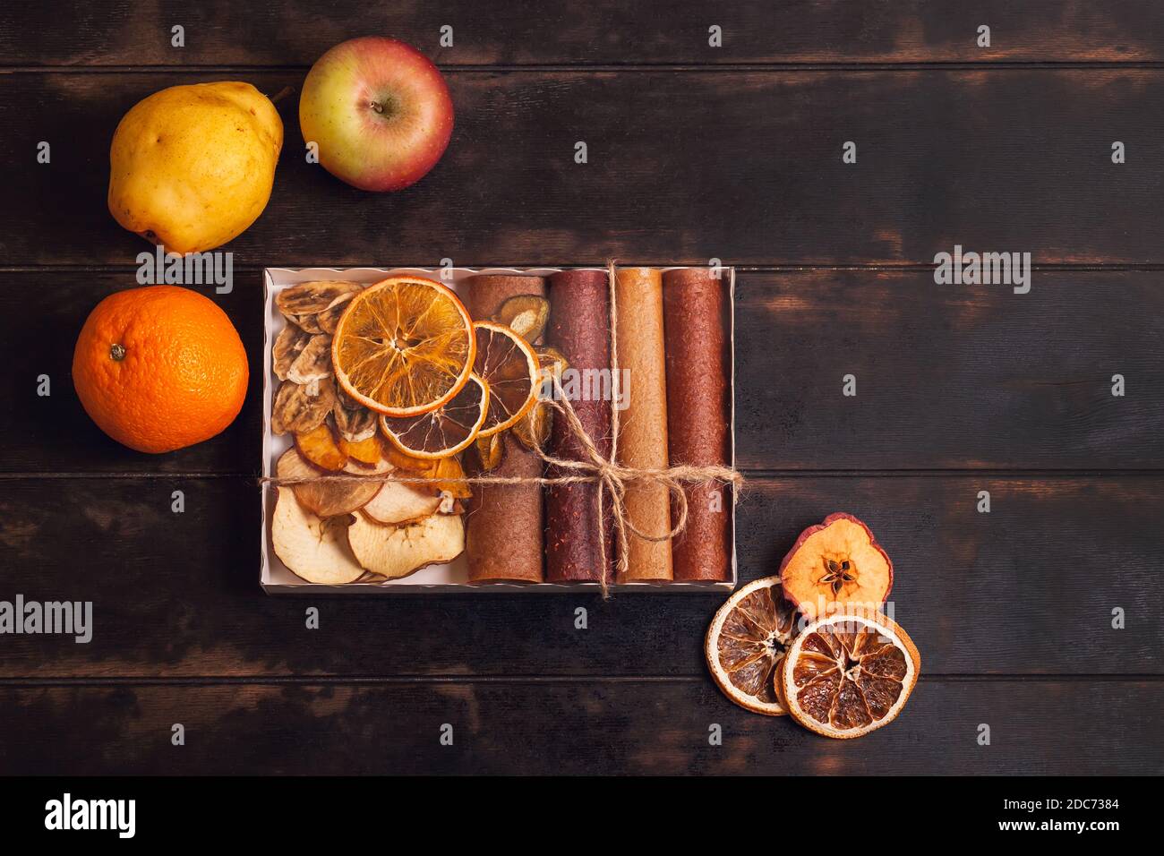 Regalo con dulces saludables. Bocadillos de fruta dulce en un paquete