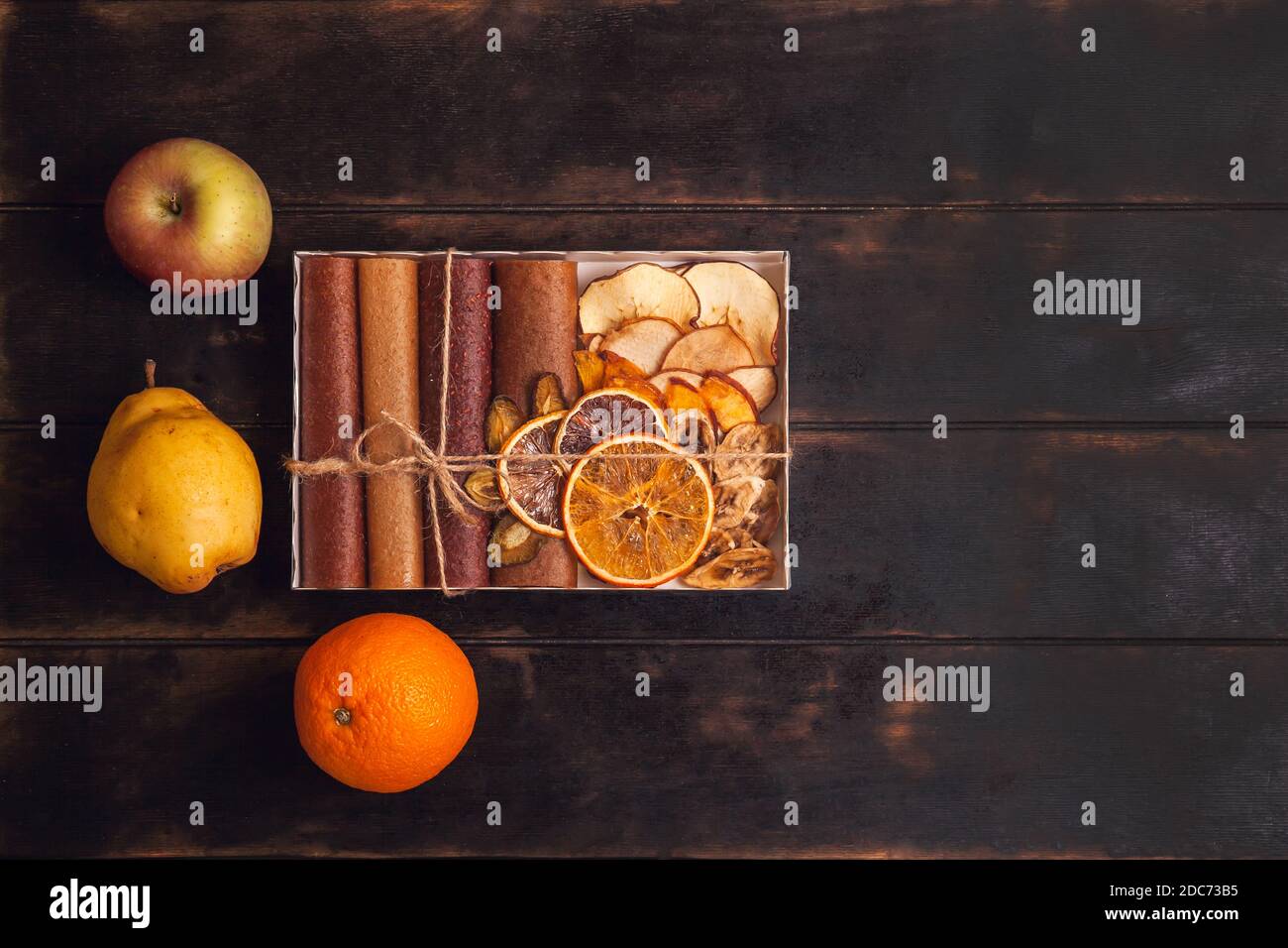 Regalo con dulces saludables. Bocadillos de fruta dulce en un paquete