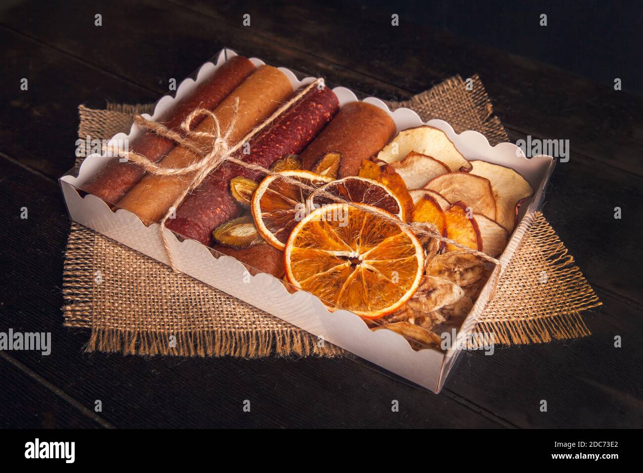 Bocadillos de fruta dulce en un paquete pastillas y fruta seca