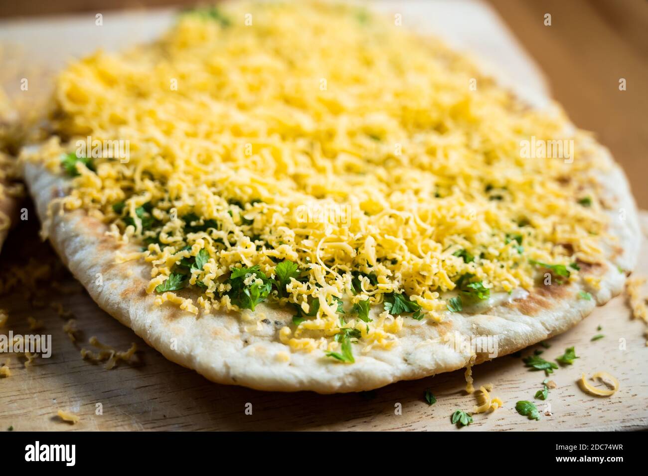 pan indio con hierbas, crema y queso rallado como entrante Fotografía de  stock - Alamy