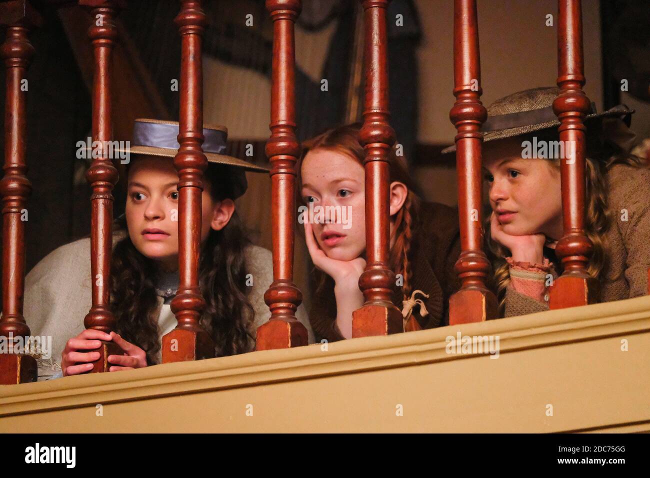 Ryan Kiera Armstrong, Amybeth Mcnulty, Dalila Bela, 'Anne with an E' (2018) Temporada 2. Crédito: Netflix / el archivo de Hollywood Foto de stock
