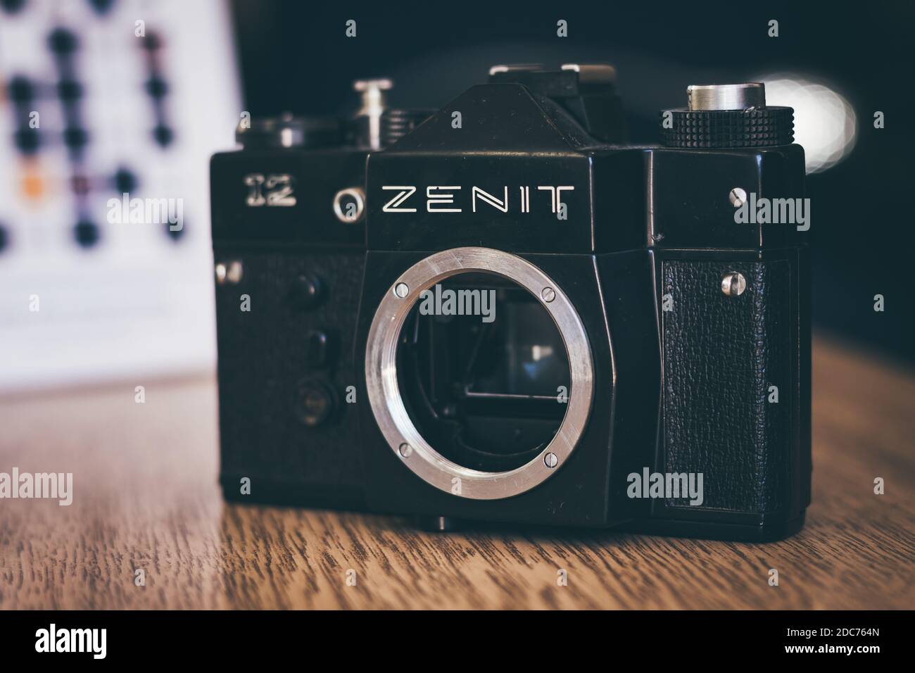 Zenit TTL Soviética antigua cámara de carrete de 35 mm aislado en blanco  Fotografía de stock - Alamy