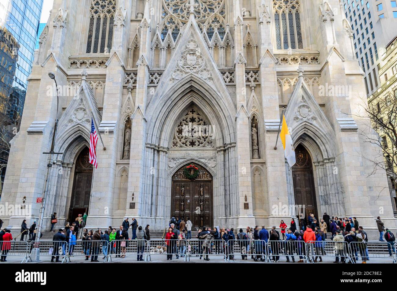 Navidad en la Catedral de San Patricio. La gente que espera entrar en la  más icónica decorada Iglesia Católica Neo-Gótica de Manhattan. Ciudad de Nueva  York,  Fotografía de stock - Alamy
