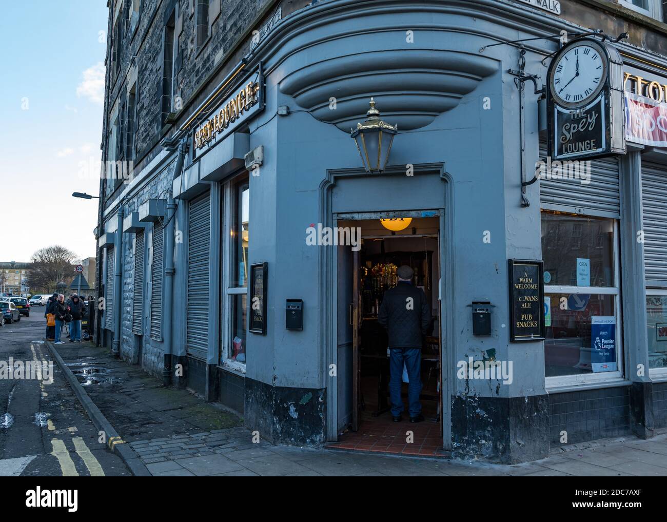 Leith, Edimburgo, Escocia, Reino Unido, 19 de noviembre de 2020. Vida en Covid-19: Algunos pubs están cerrados mientras que otros sirven cerveza y bebidas para llevar. El Spey Lounge en Leith Walk sirve pintas de cerveza para llevar solo durante las restricciones actuales de nivel 3 de la pandemia Foto de stock