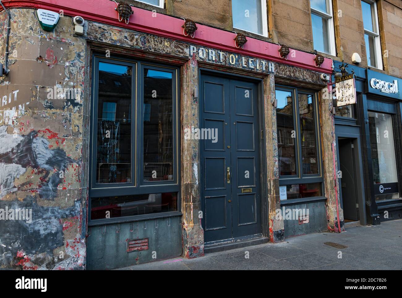 Leith, Edimburgo, Escocia, Reino Unido, 19 de noviembre de 2020. Vida en Covid-19: Algunos pubs están cerrados mientras que otros sirven cerveza y bebidas para llevar. El pub Port of Leith en Constitution Street está cerrado durante las actuales restricciones pandémicas con Edimburgo en Tier 3 Foto de stock