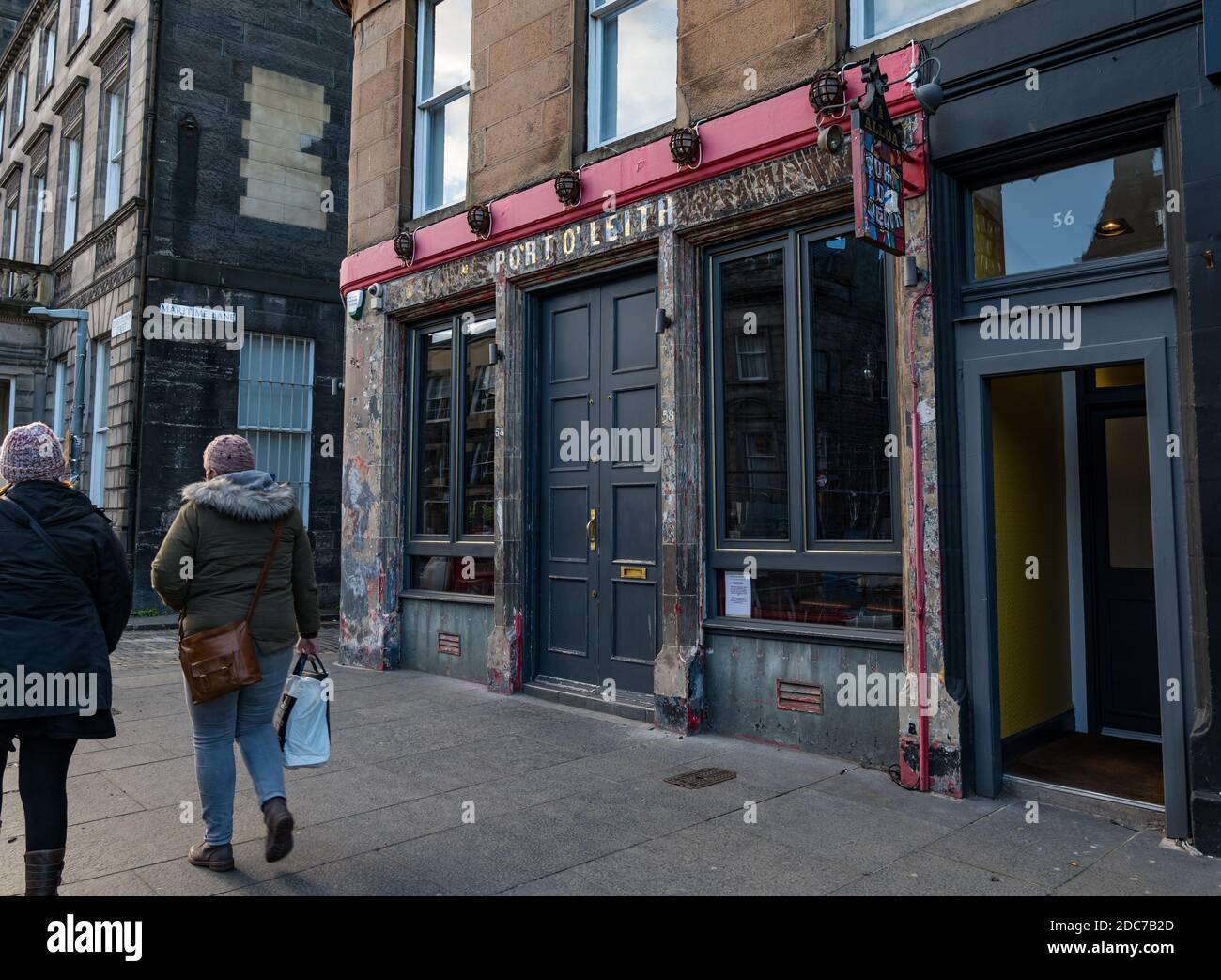 Leith, Edimburgo, Escocia, Reino Unido, 19 de noviembre de 2020. Vida en Covid-19: Algunos pubs están cerrados mientras que otros sirven cerveza y bebidas para llevar. El pub Port of Leith en Constitution Street está cerrado durante las actuales restricciones pandémicas con Edimburgo en Tier 3 Foto de stock