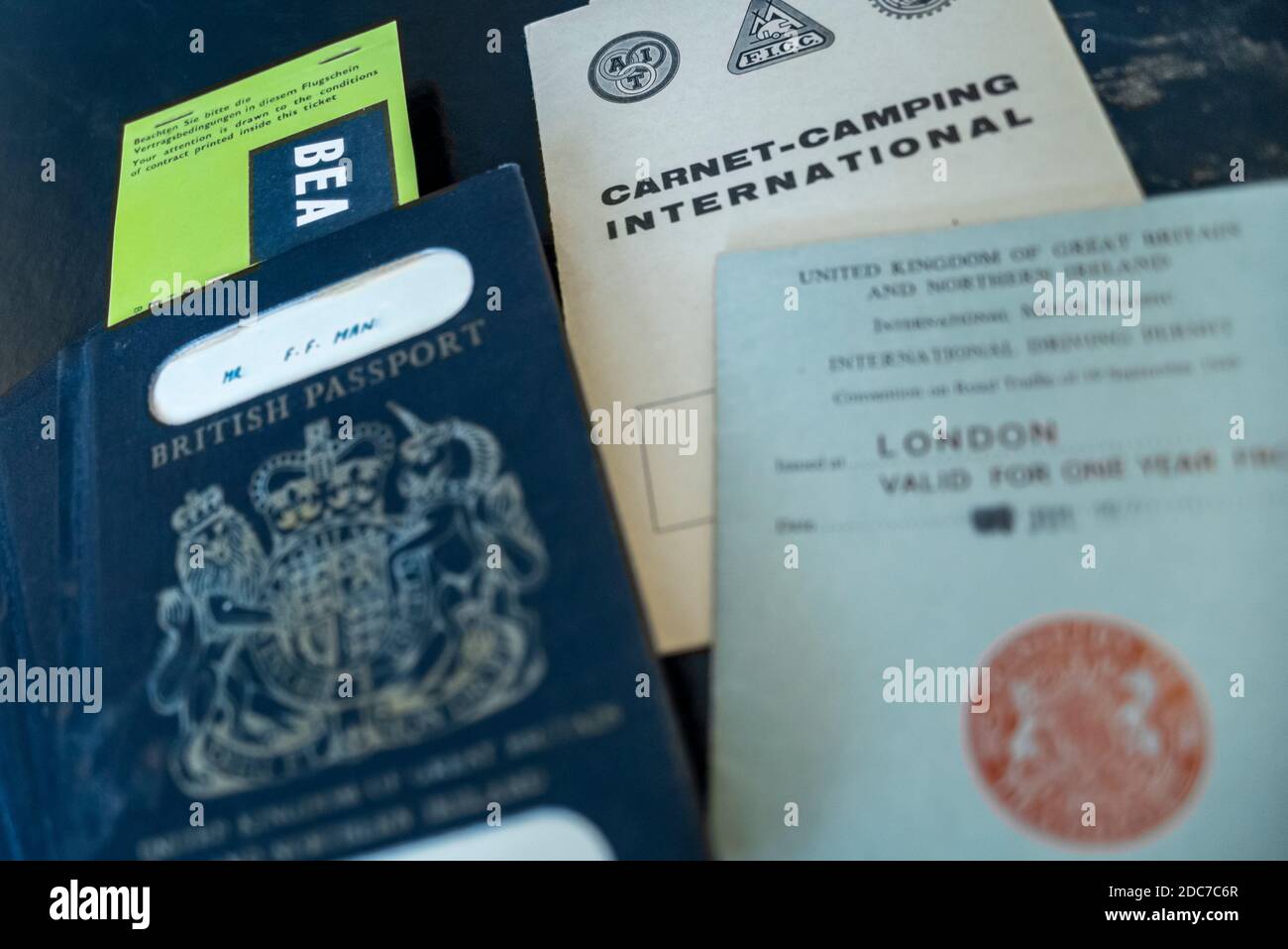BEA, British European Airways, billete de avión (copia) dentro de un antiguo pasaporte británico azul oscuro o negro y permisos de conducción internacionales, en maletín Foto de stock