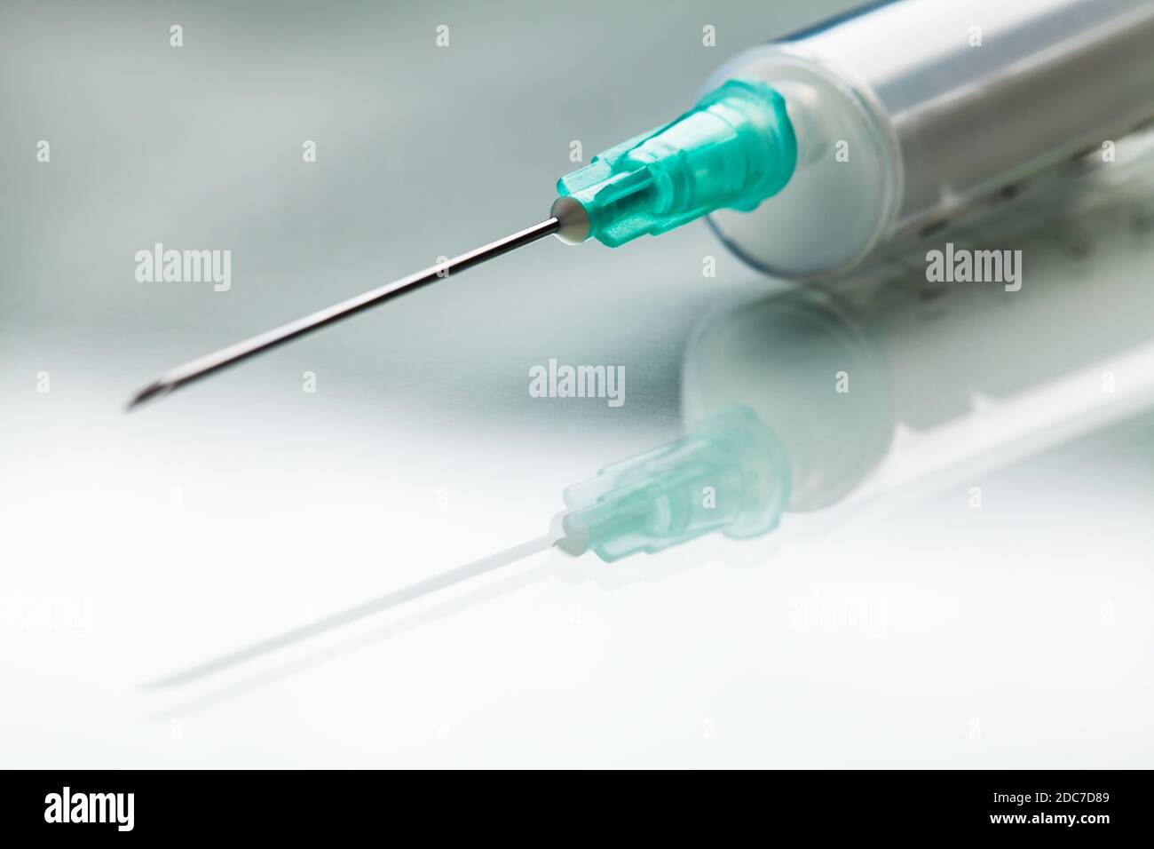 Inyección, aguja y jeringuilla en superficie reflectante,COVID-19  Coronavirus pandémica búsqueda de potencial cura de la vacuna,concepto de  vacunación illustrr Fotografía de stock - Alamy