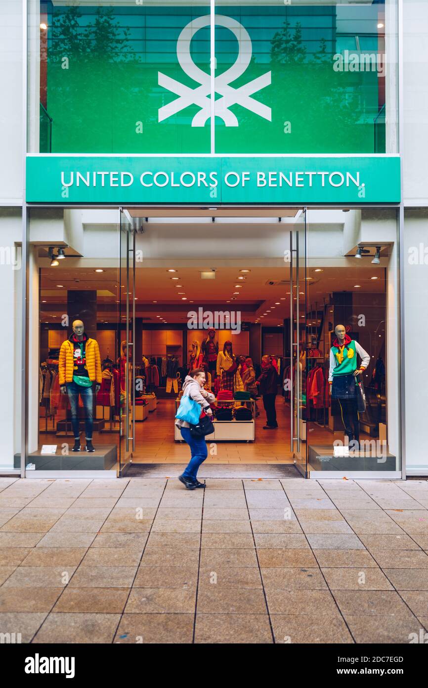Stuttgart, Alemania - 19 de octubre de 2019: United Colors of Benetton Shop  con la gente en Stuttgart, Alemania Fotografía de stock - Alamy