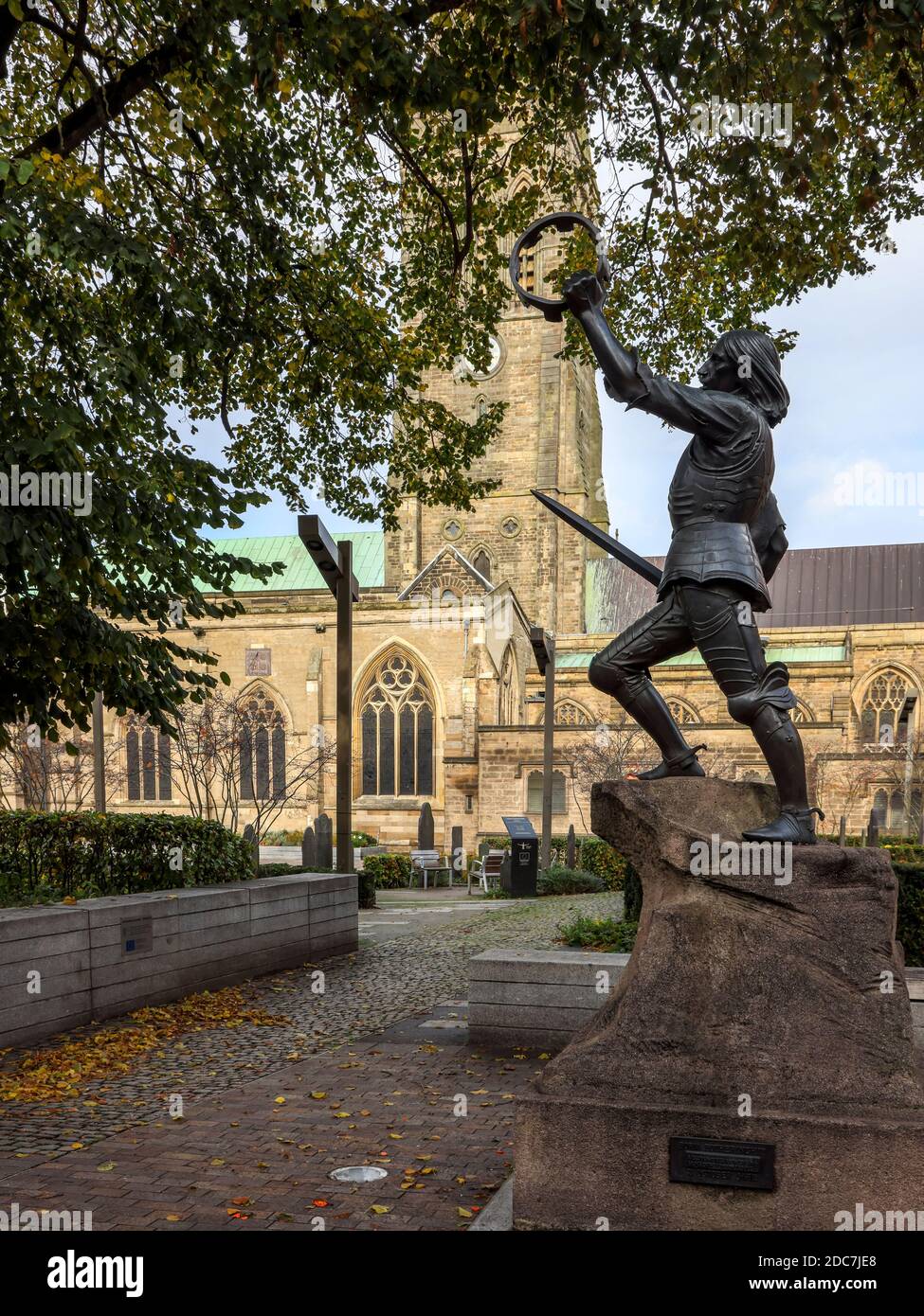 La estatua de bronce del rey Richard III en la catedral Jardines fuera de la Catedral de Leicester Foto de stock