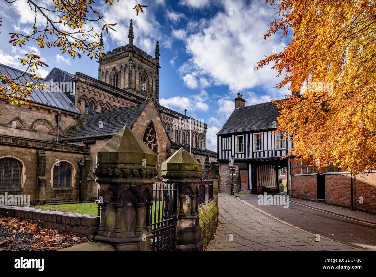 Casa de entrada del castillo y la iglesia de Santa María de Castro en otoño, Leicester Foto de stock