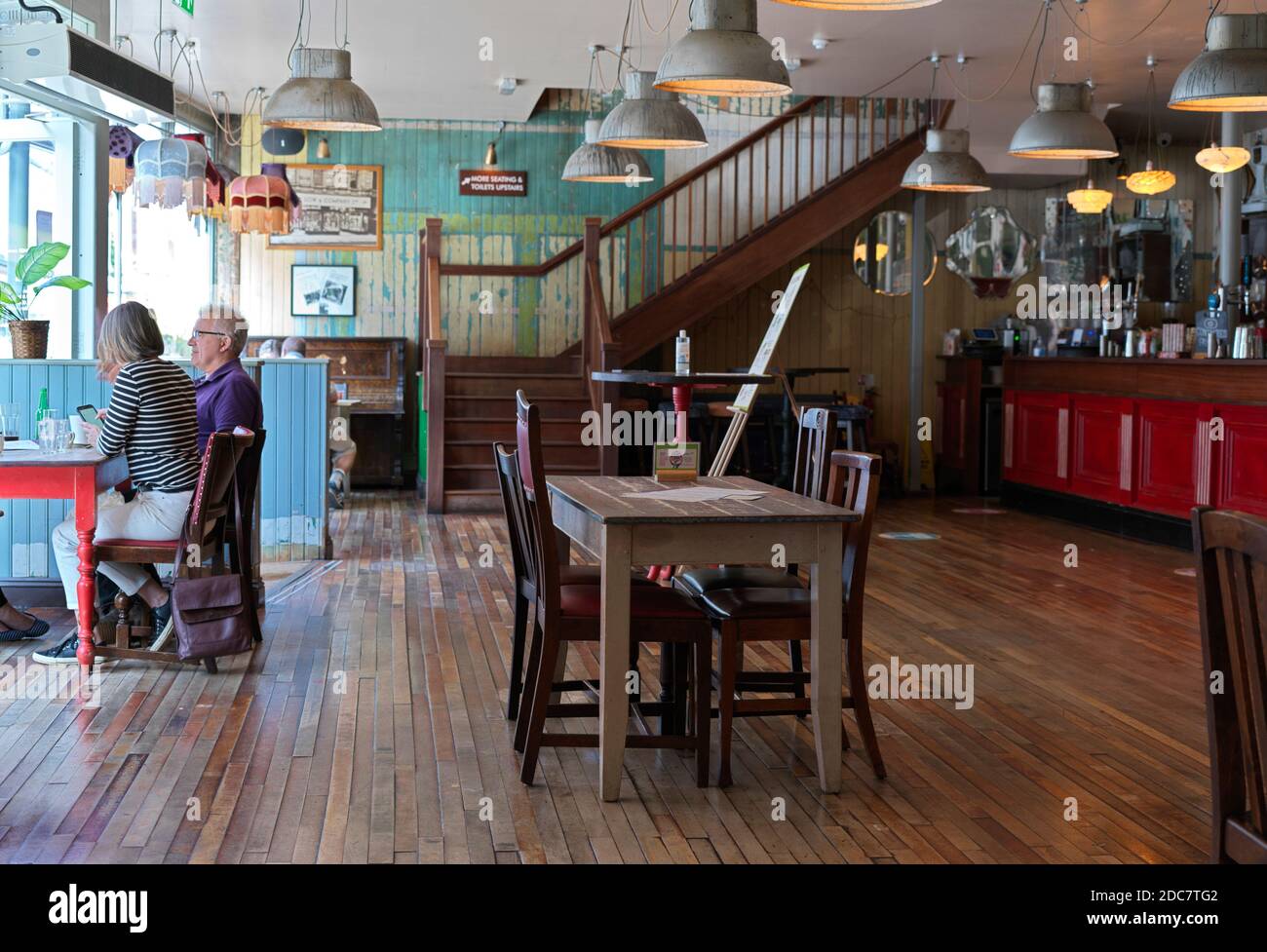 El restaurante Lounge en el centro de Rugby con covid tablas espaciadas Foto de stock