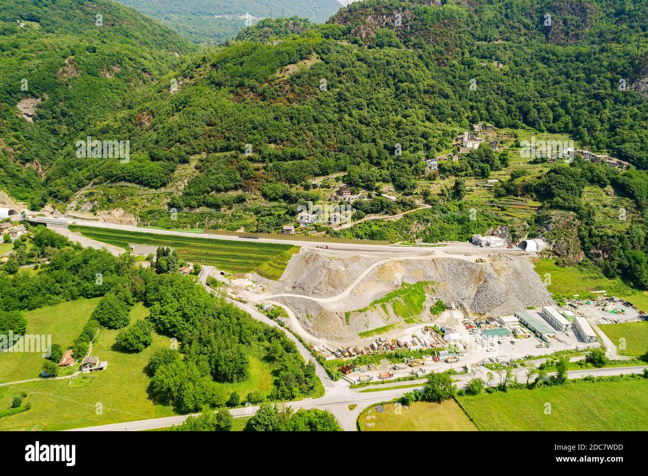 Valtellina (IT), Construcción de las nuevas SS 38 en la zona de Paniga en Morbegno, Vista aérea Foto de stock