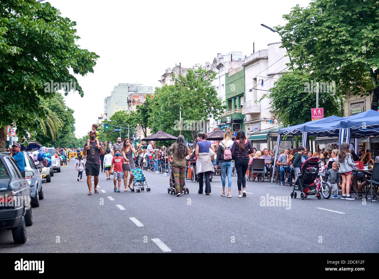 Buenos aires / Argentina; 14 de noviembre de 2020: Personas caminando por una calle peatonal temporal para facilitar la distancia social, para evitar el contagio de COV Foto de stock