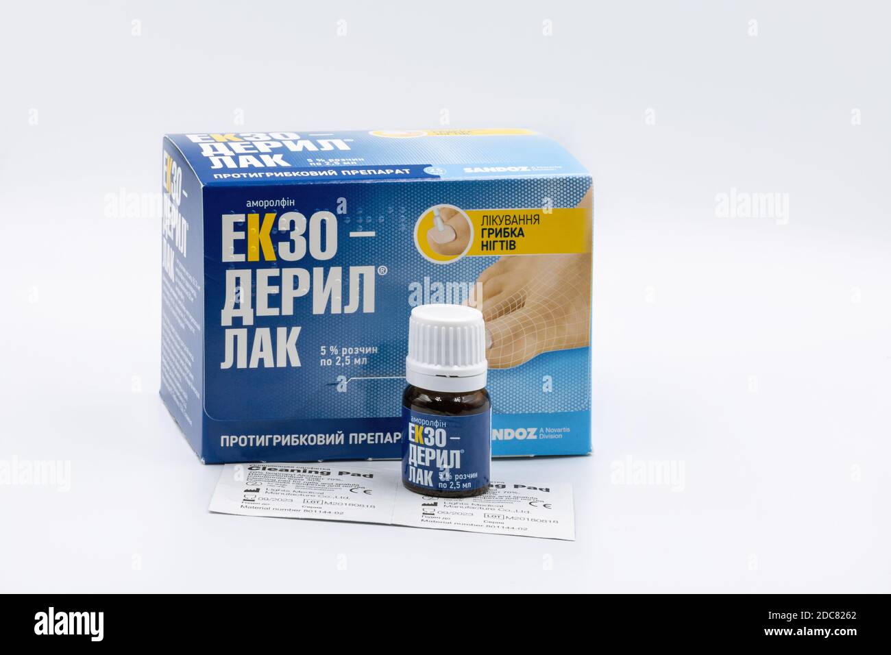 KIEV, UCRANIA - 14 DE NOVIEMBRE de 2020: Exo-deryl amorolfin esmalte de uñas de Sandoz Novartis para el tratamiento de la micosis primer plano contra el blanco. Foto de stock