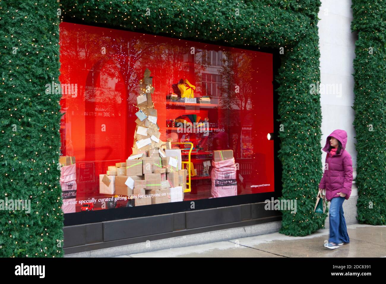 Londres, Reino Unido, 19 de noviembre de 2020: A pesar del bloqueo de Inglaterra y el clima lluvioso algunas personas van de compras o utilizan clic y recoger en el West End de Londres. Las ventanas de los grandes almacenes Selfridges son una atracción para los transeúntes. Anna Watson/Alamy Live News Foto de stock