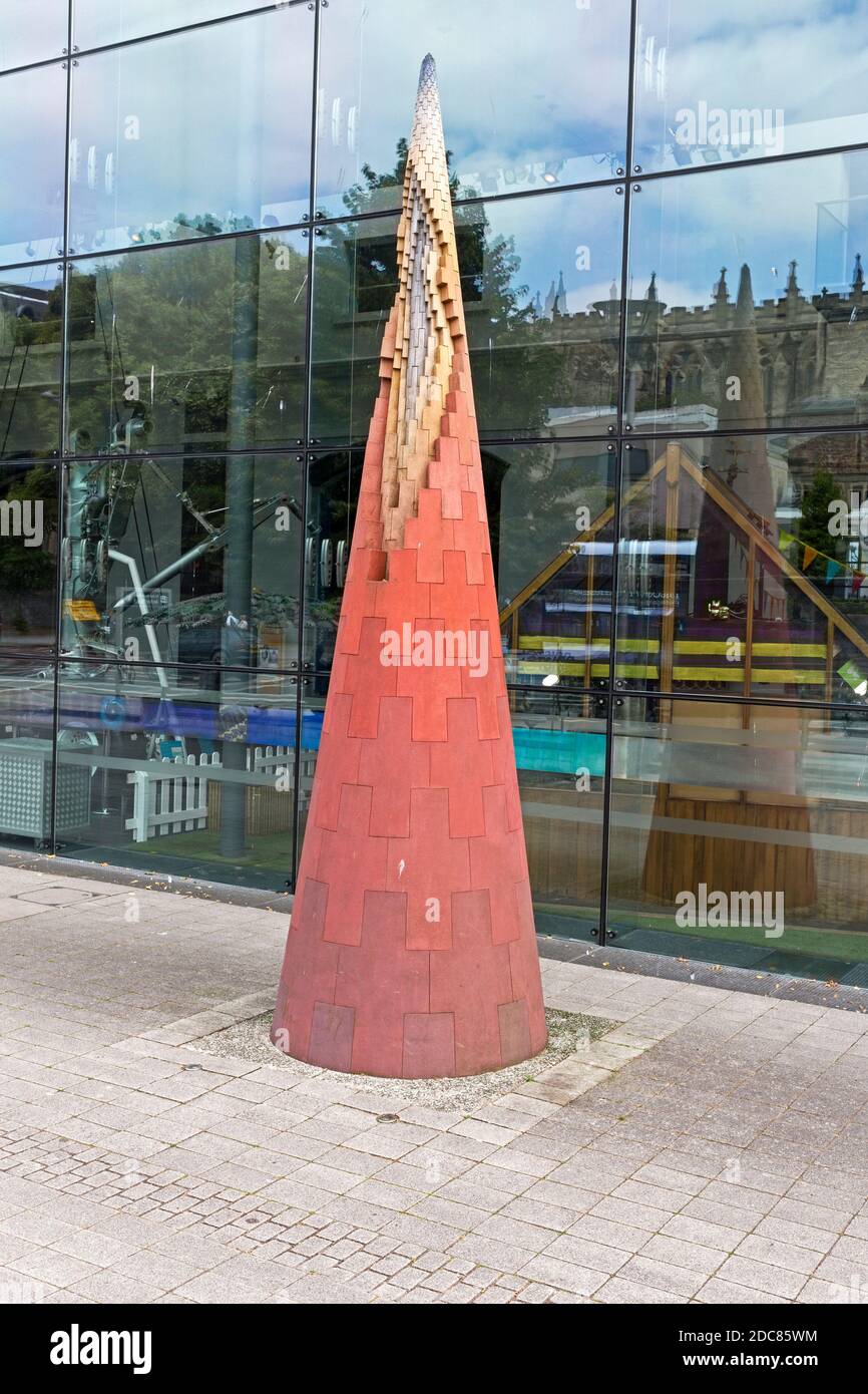 'Small Worlds' de Simon Thomas, una escultura que conmemora al físico Paul Dirac en Bristol, Reino Unido Foto de stock