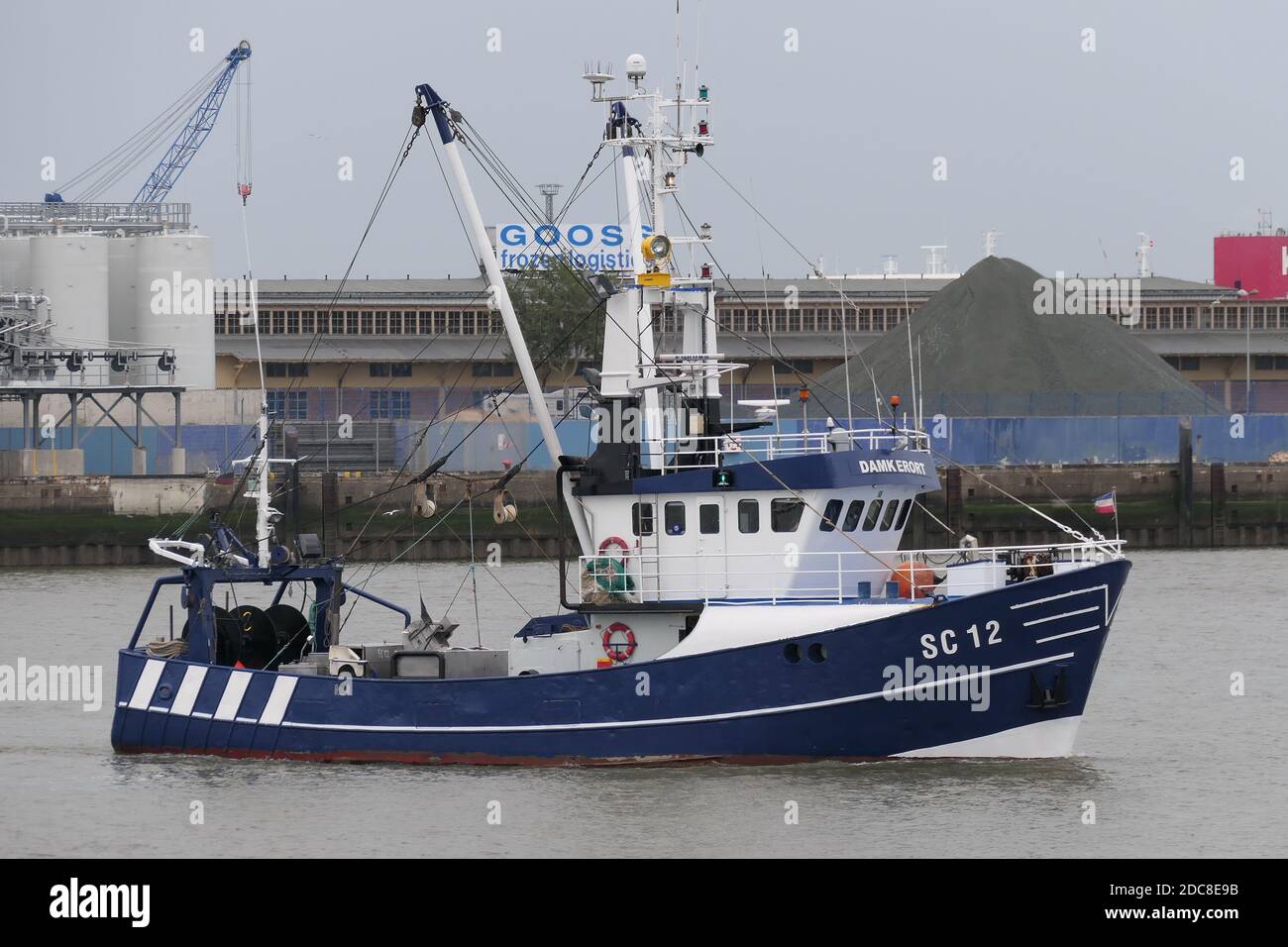 El pescador Damkerort SC12 llegará al puerto de Cuxhaven el 21 de agosto de 2020. Foto de stock