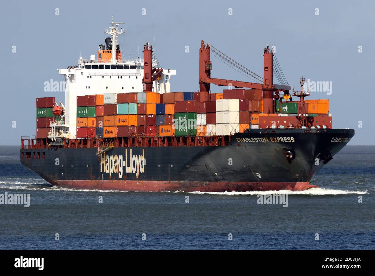 El buque de contenedores Charleston Express pasará por Cuxhaven el 22 de agosto de 2020 en su camino a Hamburgo. Foto de stock
