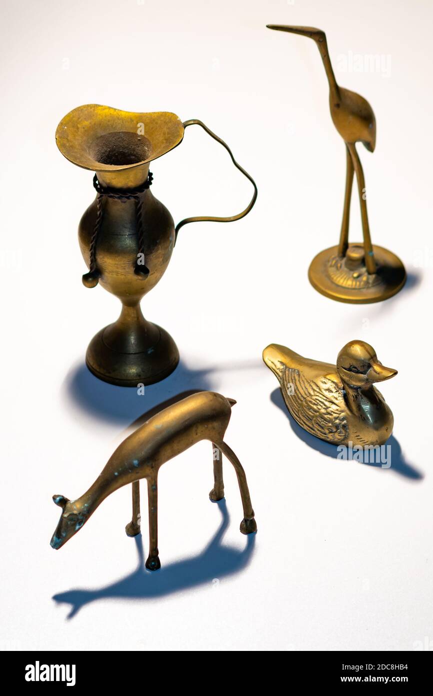 Estatuas de cobre con animales representados, colecciones personales de  figuras de cobre vintage Fotografía de stock - Alamy