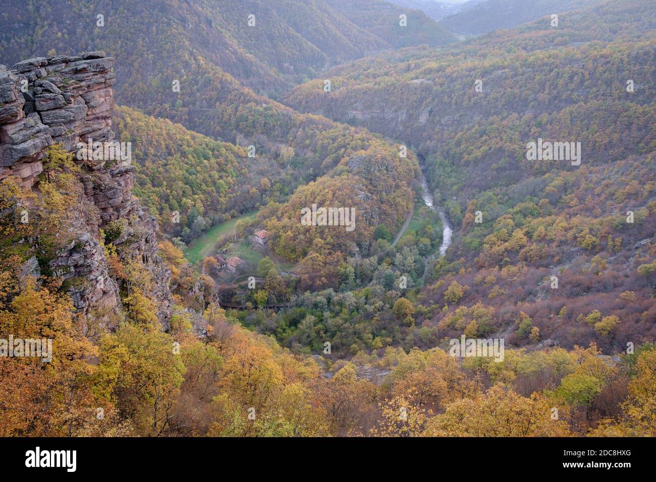 Vista increíble desde el mirador de Tumba en un cañón con el río serpenteante Tenstica, árboles de color otoño y una cumbre rocosa Foto de stock