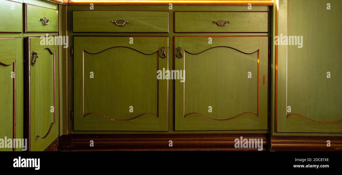 Antiguo verde vintage armario de cocina de primer plano, antigua decoración  retro de armarios puertas fondo técxture con estilo Fotografía de stock -  Alamy