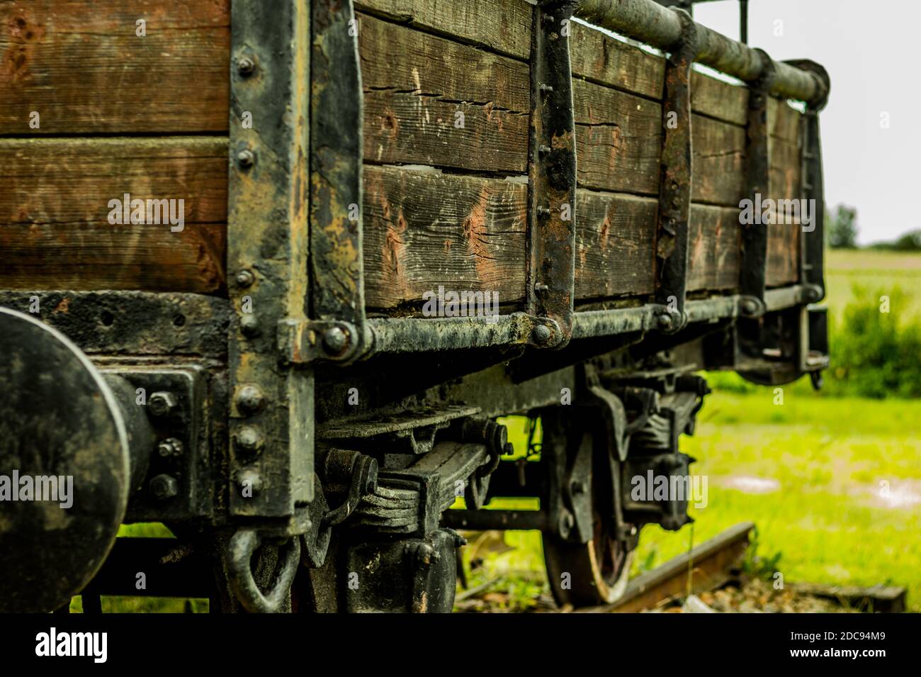 Vista de primer plano de un antiguo vagón ferroviario de hierro-madera Foto de stock