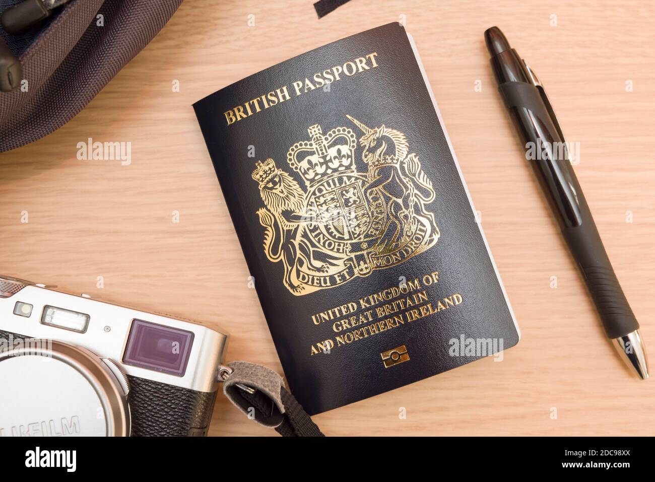 BUCKINGHAM, Reino Unido - 24 de septiembre de 2020. Nuevo negro azul Reino Unido pasaporte británico post-Brexit, flat laid travel e inmigración Reino Unido concepto Foto de stock