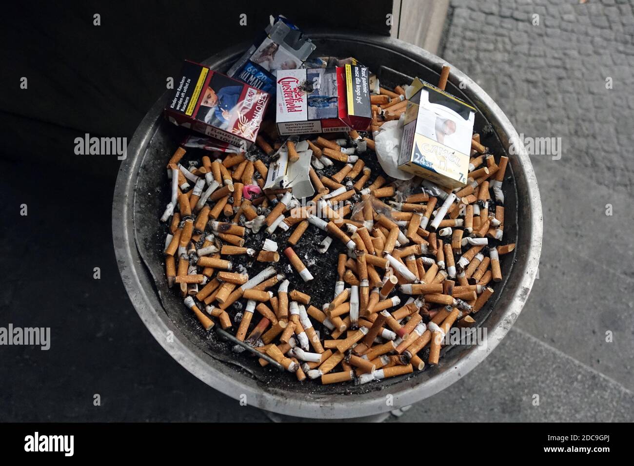 26.02.2019, Berlín, , Alemania - colillas de cigarrillos y paquetes de cigarrillos vacíos en un cenicero. 00S190226D239CAROEX.JPG [VERSIÓN DEL MODELO: NO APLICABLE, PRO Foto de stock