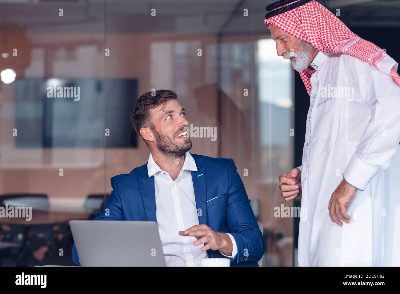 Un hombre de negocios maduro de Oriente Medio con ghoutra en la reunión Foto de stock