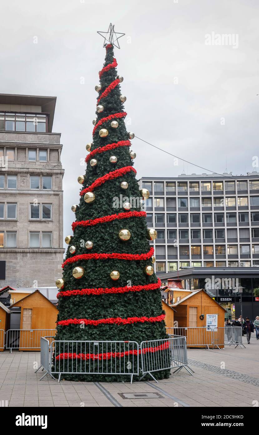 03.11.2020, Essen, Renania del Norte-Westfalia, Alemania - mercado de Navidad con puestos y árbol de Navidad en el centro de Essen, cerrado en tiempos de la Corona Foto de stock