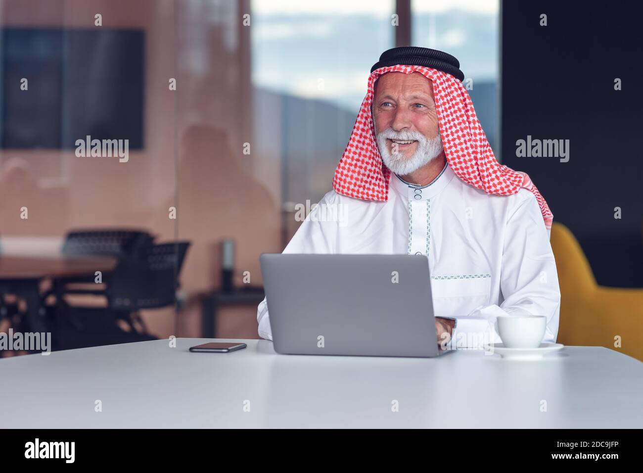 Hombre de negocios árabe ordenador portátil en la oficina moderna Foto de stock