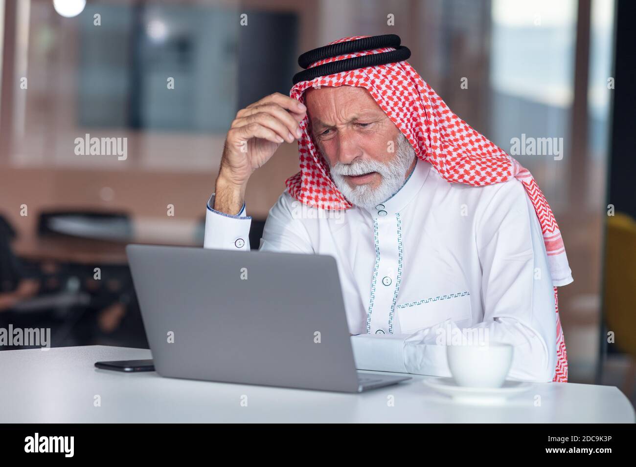 El empresario árabe es aburrido en los cargos modernos. Cansado. Foto de stock