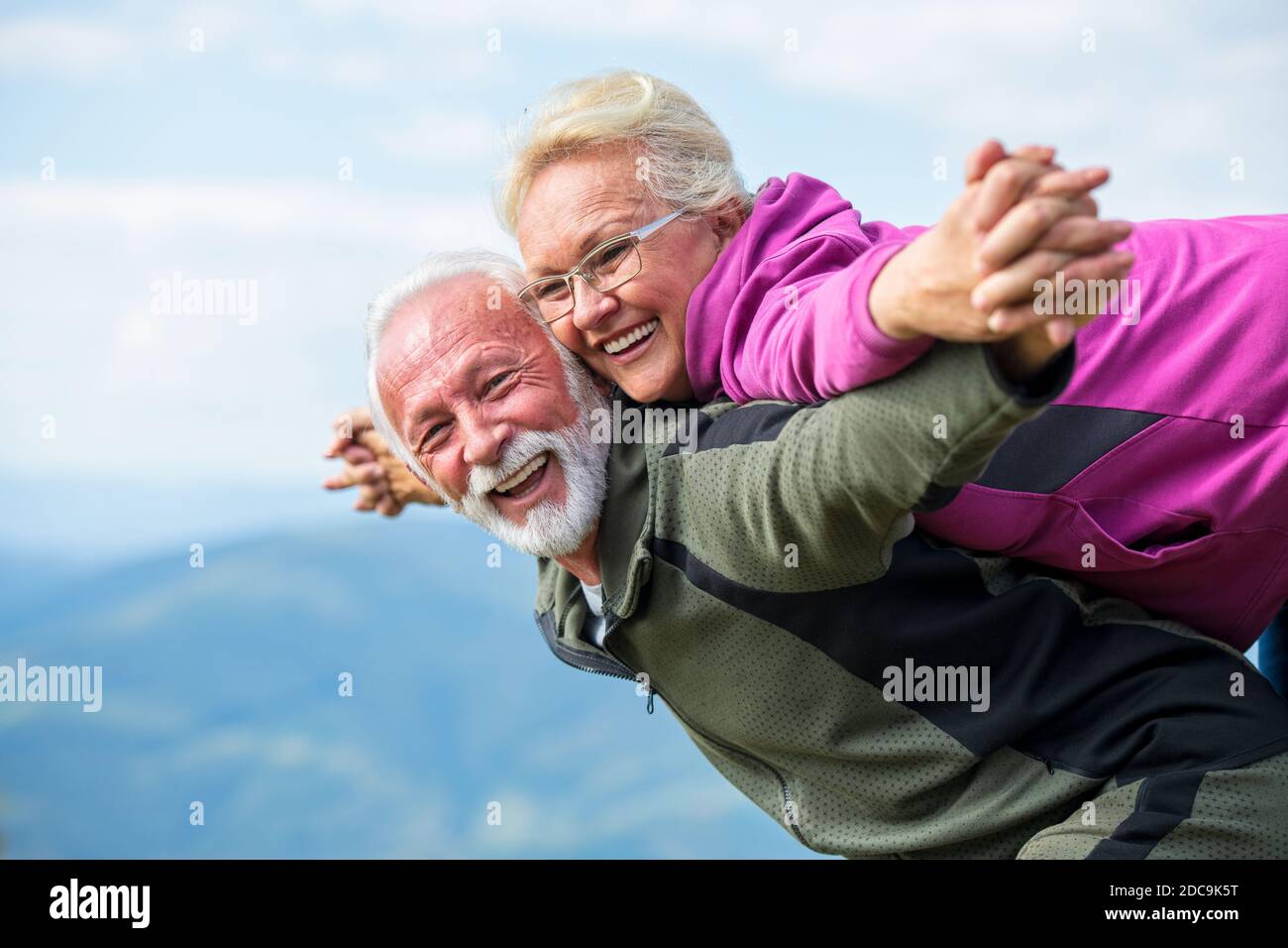 Feliz pareja mayor sonriendo al aire libre en la naturaleza. Abuelos, otoño. Foto de stock