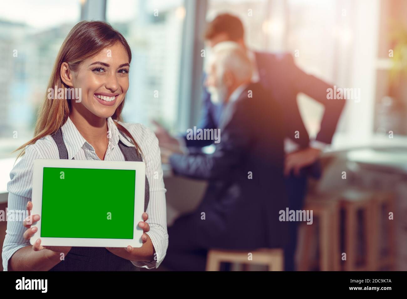 Mujer de negocios con tableta digital. Joven sonriendo. Foto de stock
