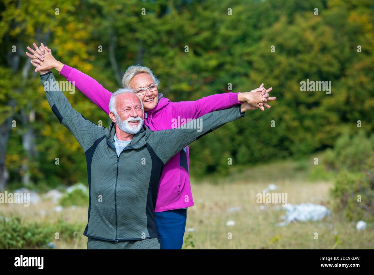 Feliz pareja mayor sonriendo al aire libre en la naturaleza. Abuelos, otoño. Foto de stock
