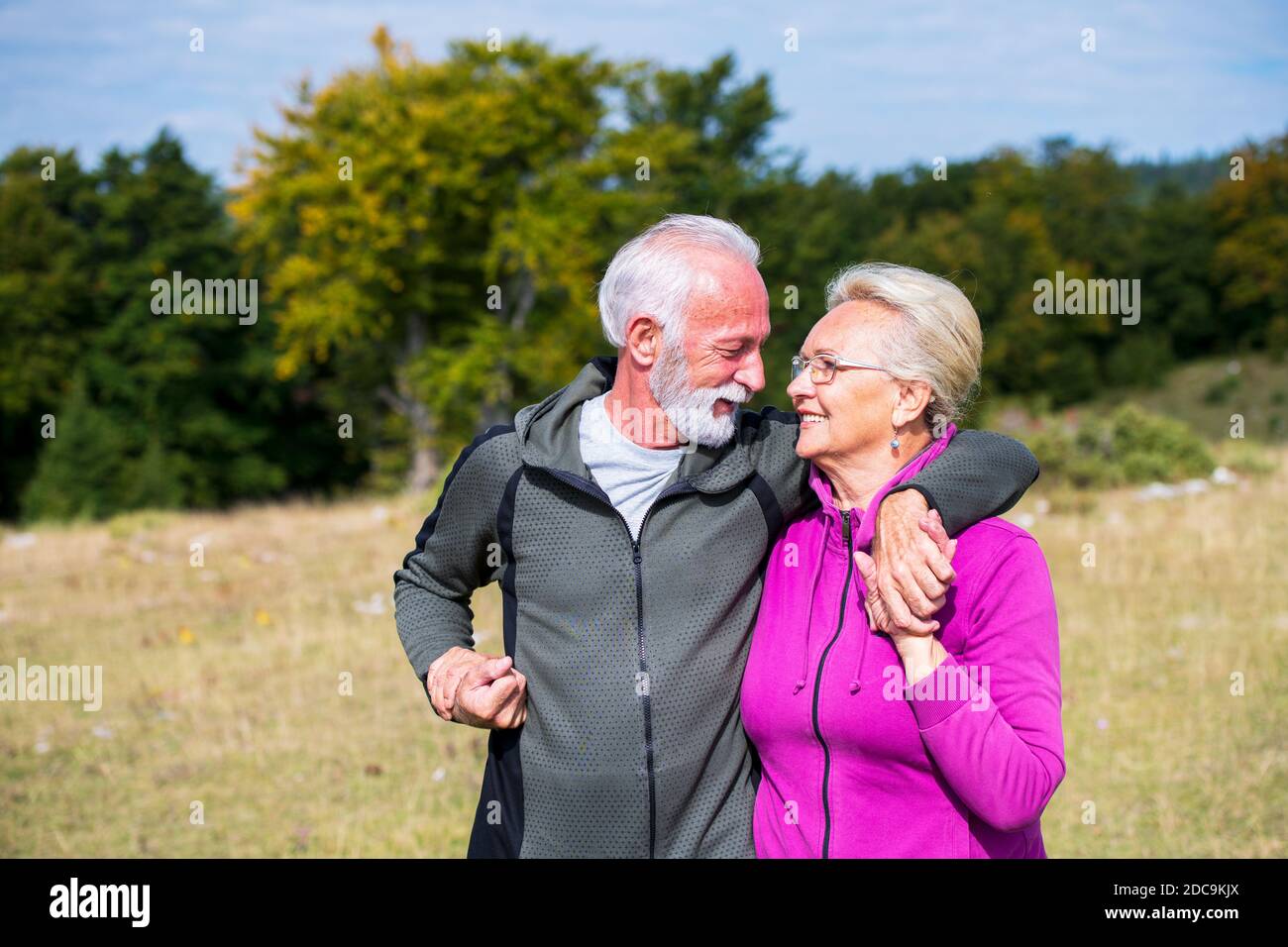 Retrato Feliz pareja de ancianos viviendo en jubilación con felicidad en el jardín. Foto de stock