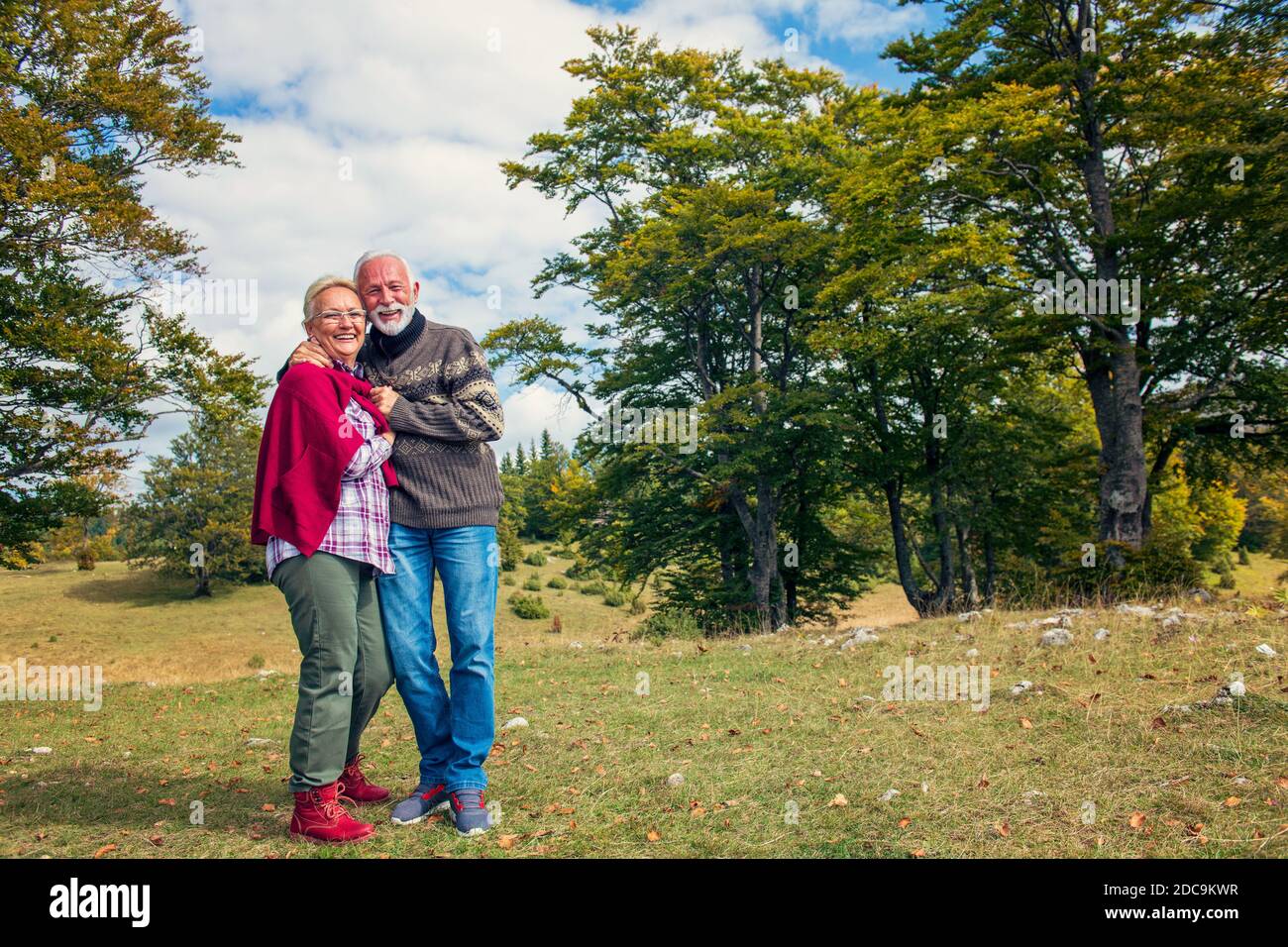 Las parejas ancianas en un paseo en el otoño de la naturaleza. Foto de stock
