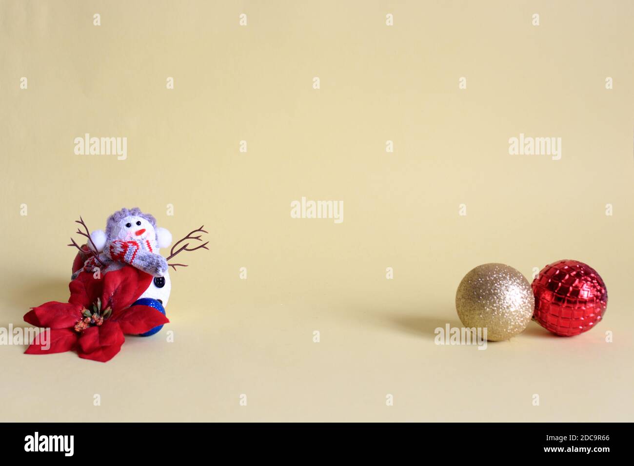 Adornos y decoraciones de Navidad, concepto de fin de año de invierno Foto de stock