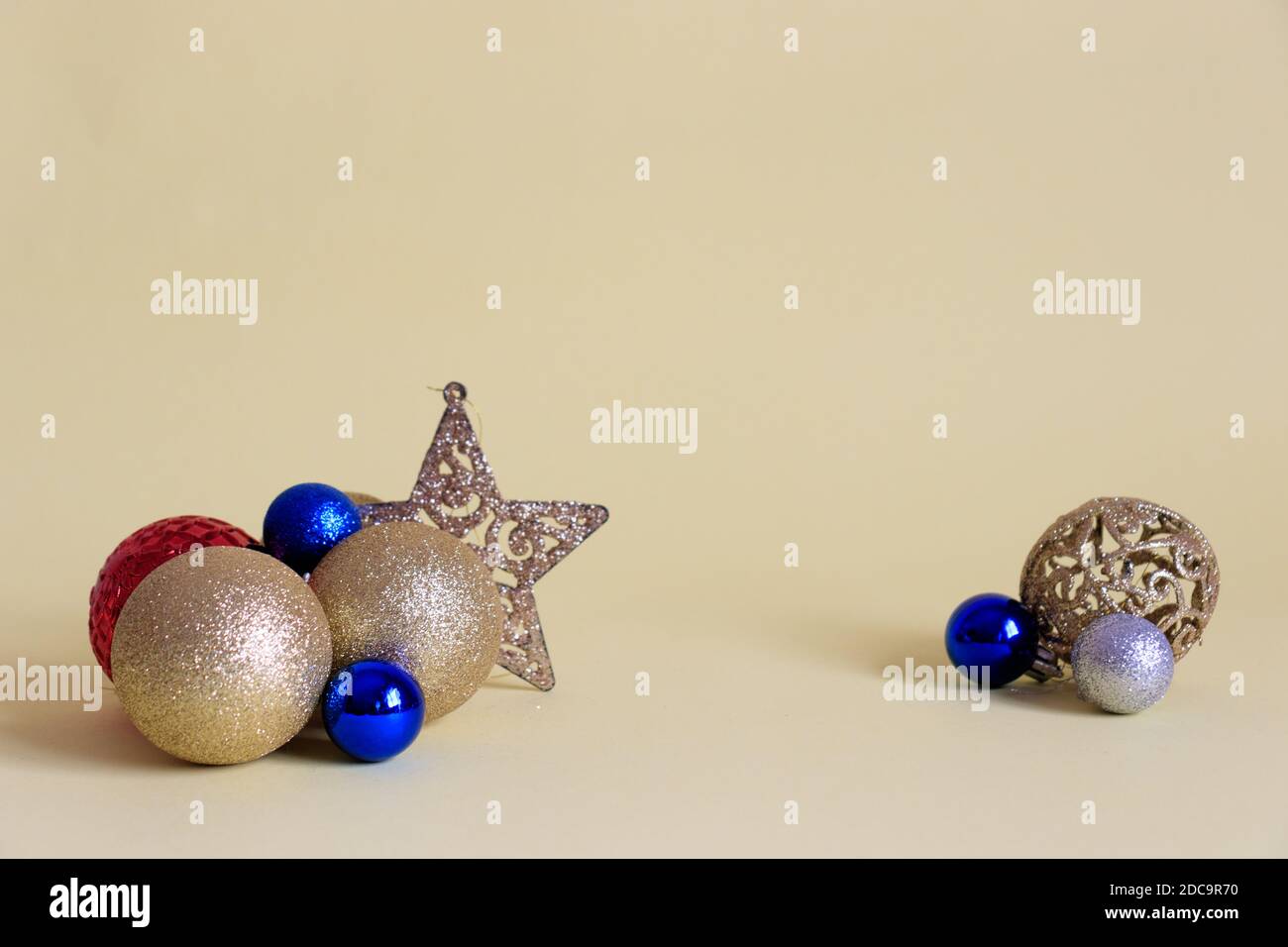 Adornos y decoraciones de Navidad, concepto de fin de año de invierno Foto de stock