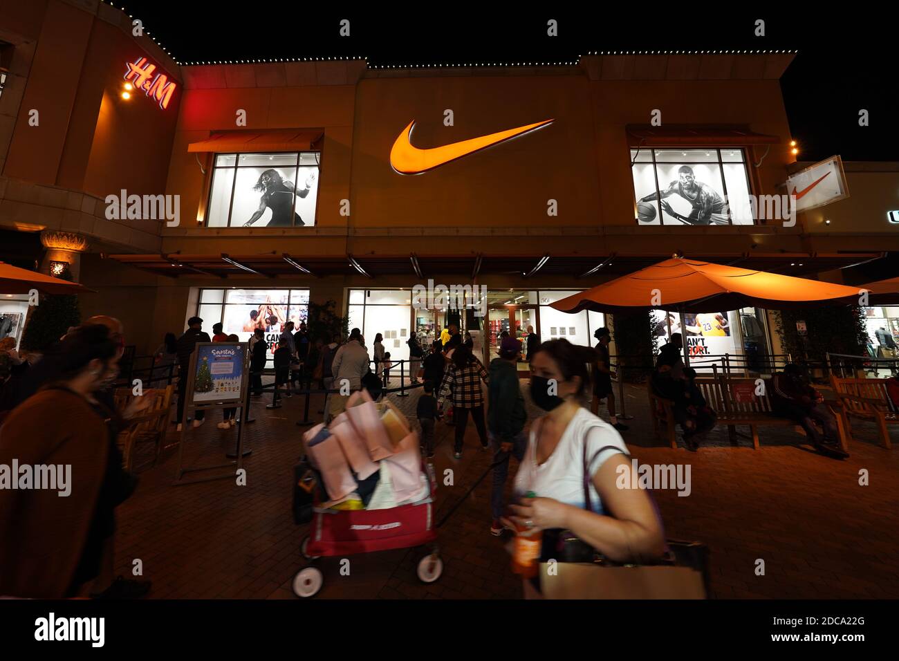 consonante Escuchando para jugar Los Angeles, Estados Unidos. 17 de noviembre de 2020. Los compradores pasan  por la tienda Nike Factory Outlet en el Citadel Outlets, martes, 17 de  noviembre de 2020, en los Ángeles. Photo