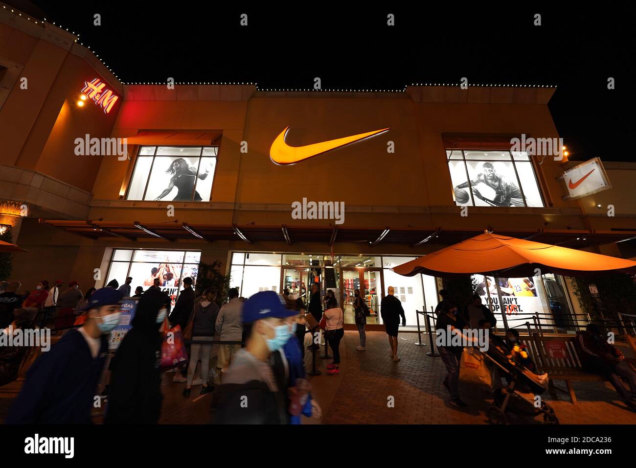Los Angeles, Unidos. de noviembre de 2020. Los compradores pasan por la tienda Nike Factory Outlet el Citadel Outlets, 17 de noviembre de 2020, en los Ángeles. Photo