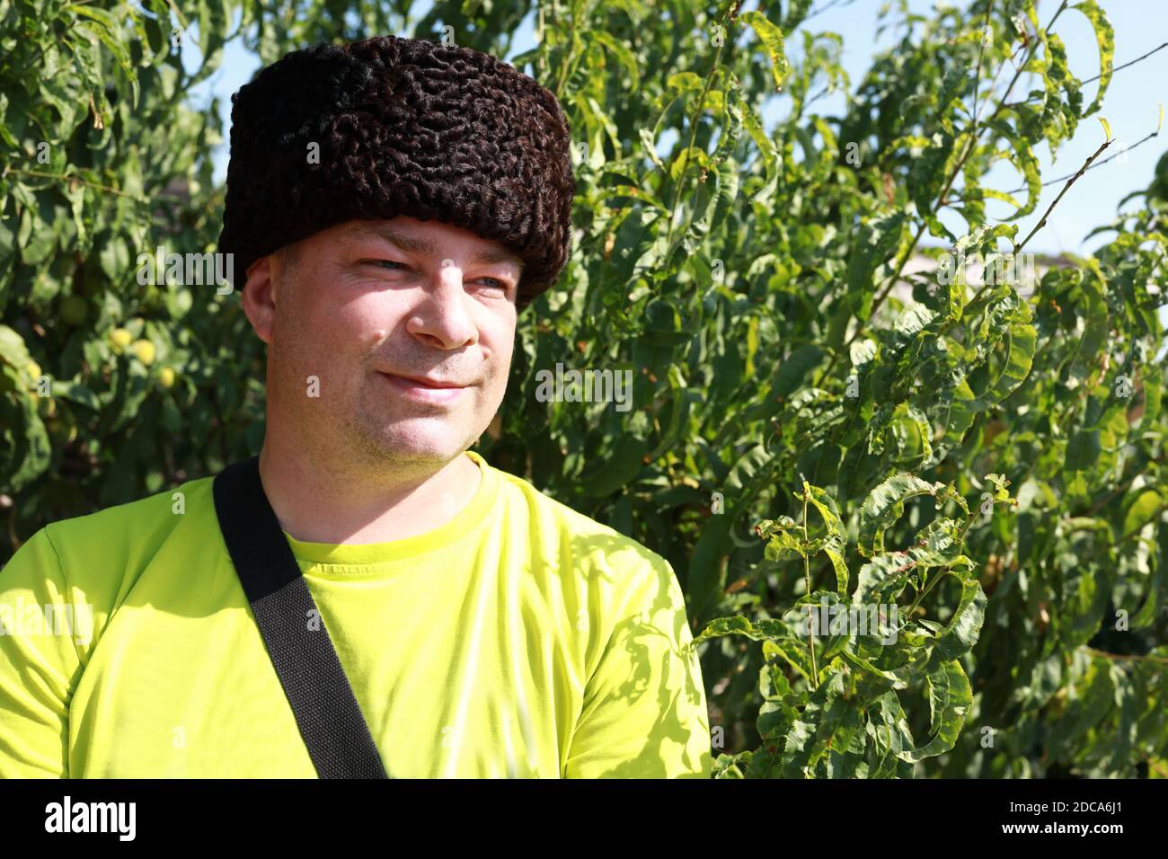 Retrato del hombre en el sombrero ruso KaraKul Kubanka Cossack Fotografía  de stock - Alamy