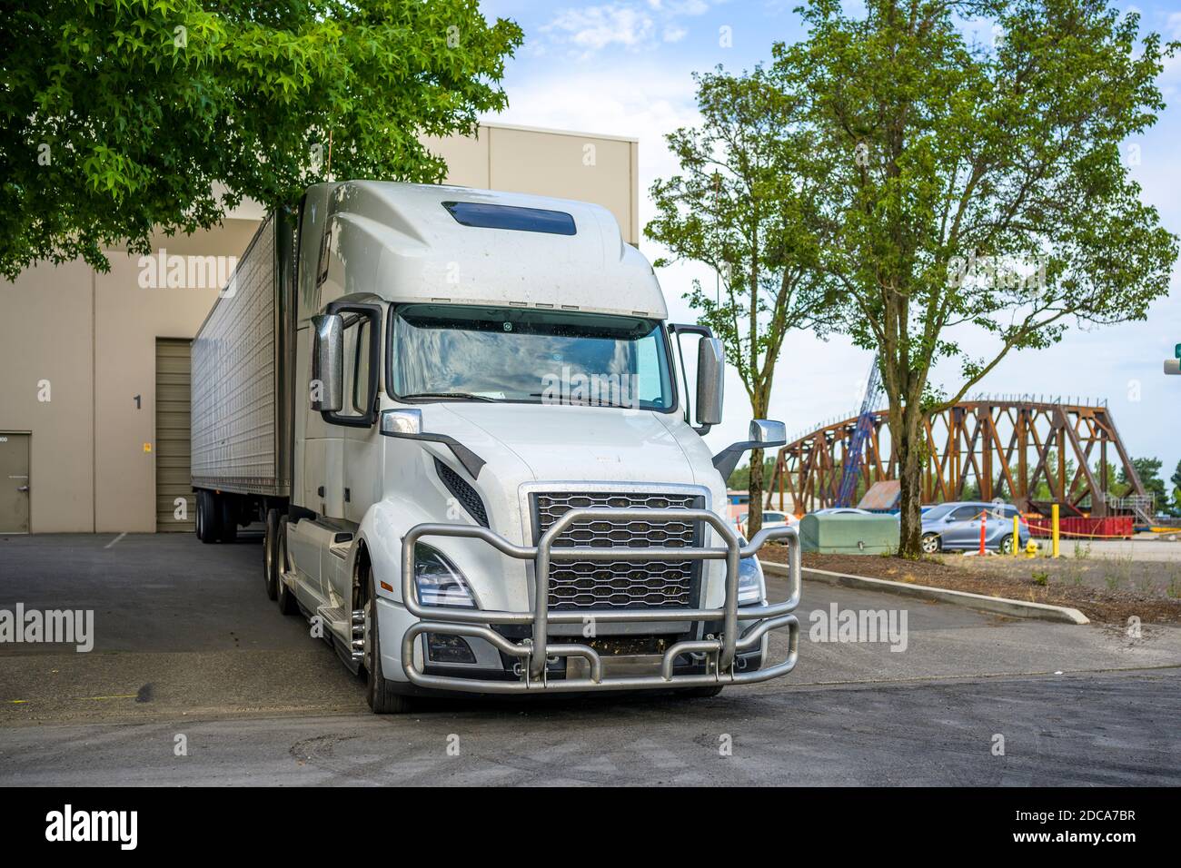 Blanco industrial gran equipo de arrastre largo semivolutraje tractor con protector de rejilla y refrigerador semirremolque descarga de carga comercial de pie en el almacén Foto de stock