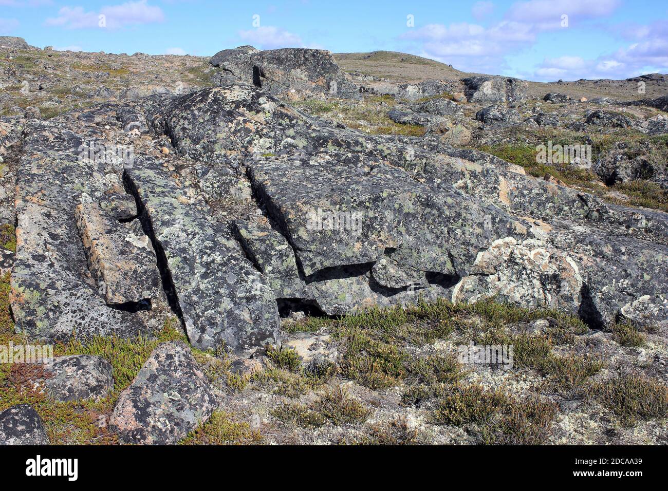 Fractura de rocas - Isla Tundra Baffin del Ártico Foto de stock