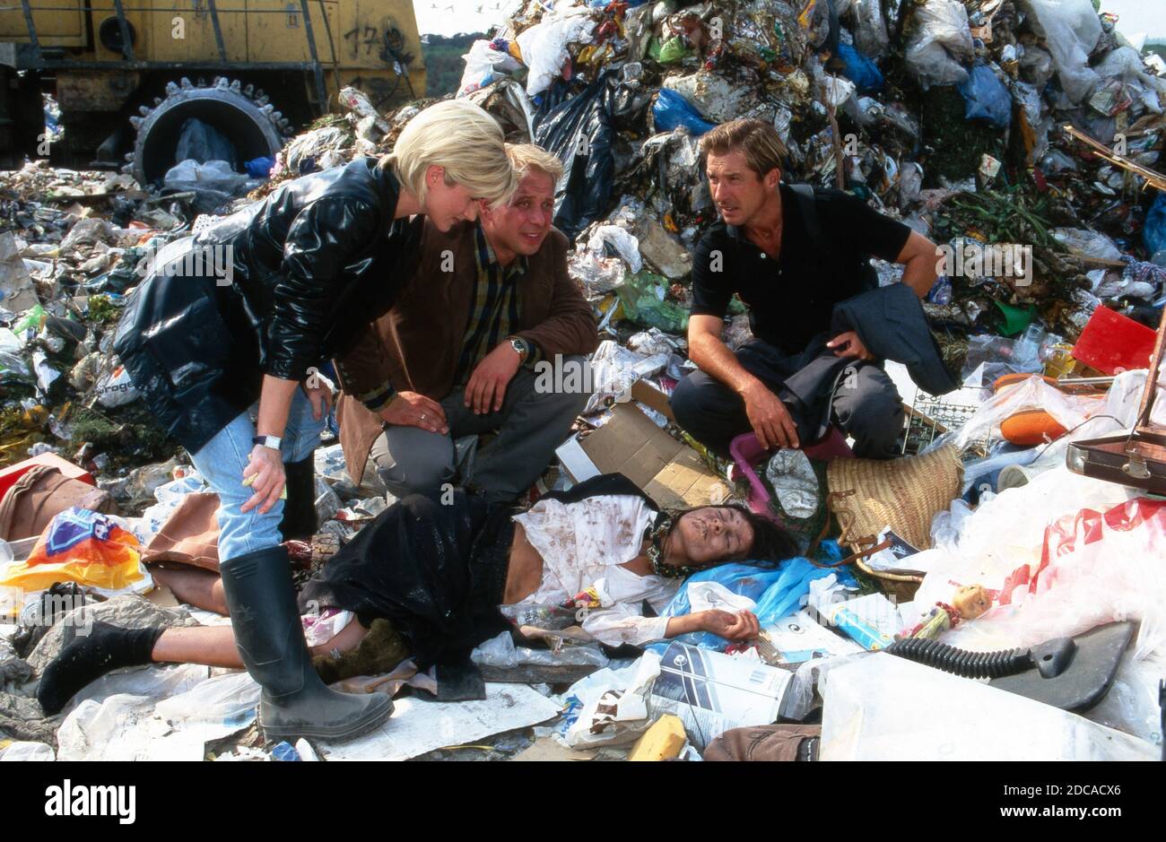 Astrid M. Fünderich, Thomas Balou Martin und Michael Lesch bei den Dreharbeiten auf der Müllkippe zur TV-serie 'der Fahnder' en Colonia, Alemania 1998. Foto de stock