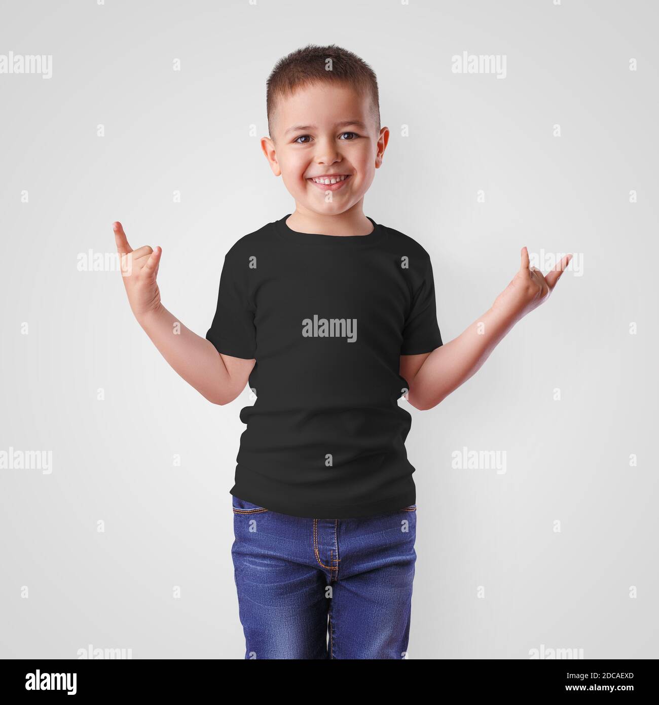Vista frontal y trasera de un niño pequeño en una camiseta negra sobre  fondo blanco. Maqueta para el diseño Fotografía de stock - Alamy