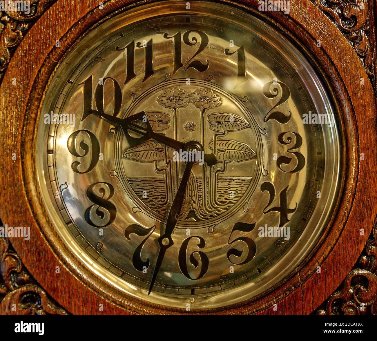 Una esfera de reloj es la parte de un reloj analógico que muestra la hora  mediante el uso de un dial plano con marcas de referencia, y los punteros  giratorios se encendiendo