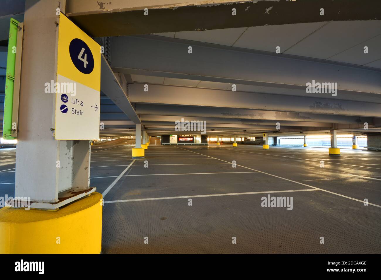 Un aparcamiento vacío de varios pisos en el Reino Unido durante La pandemia del Coronavirus Foto de stock