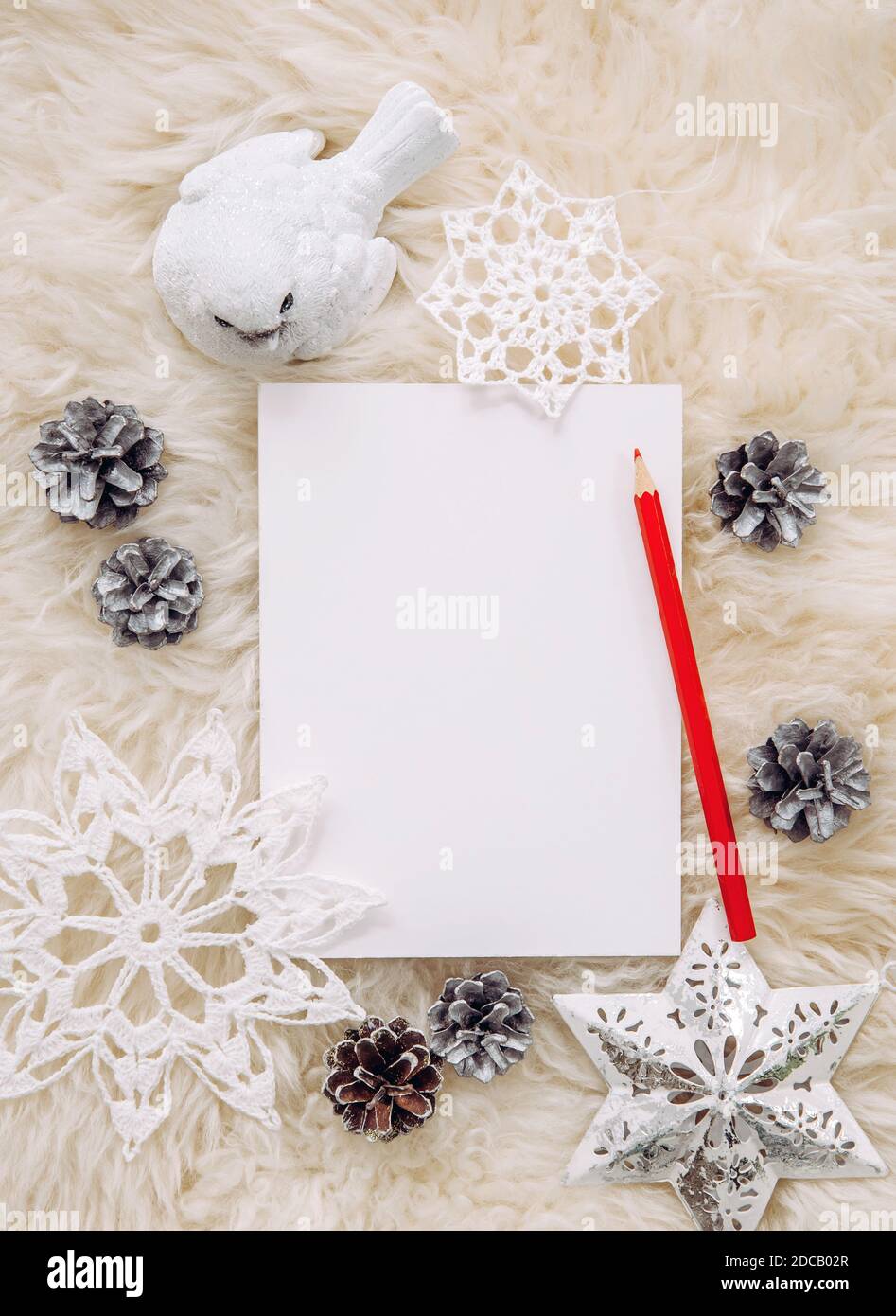 Brillante Charlotte Bronte Persona especial Vista plana de la hoja vacía de papel blanco para hacer regalos de Navidad  lista de deseos o escribir una carta a Santa Claus, Navidad blanco  minimalista Fotografía de stock - Alamy